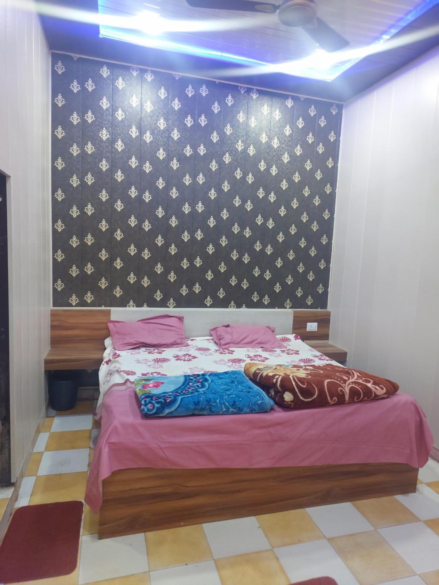 Kanti Devi Seva Sadan Mathura Esterno foto
